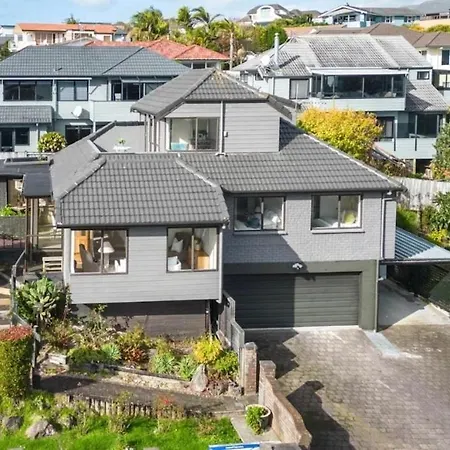 A Home Away From Home - Bucklands Beach Luxury 3-Bedroom Garden Villa
